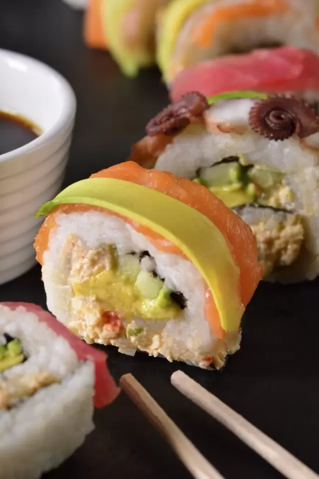 Sushi Arcoíris con Relleno de Tampico