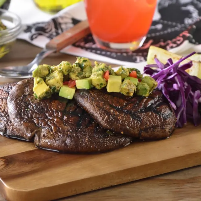 Portobellos Assados com Chimichurri Picante de Abacate