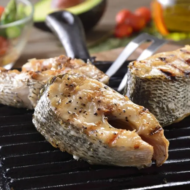 Postas de Robalo ao Limão com Salada de Abacate e Cherry