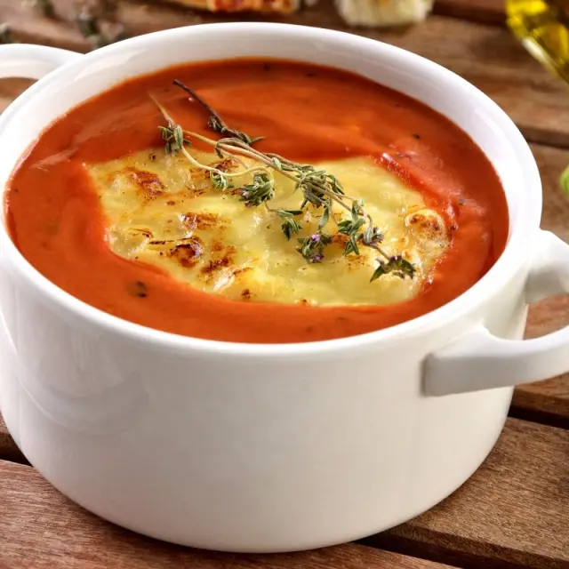 Sopa de Tomate e Tomilho Gratinada