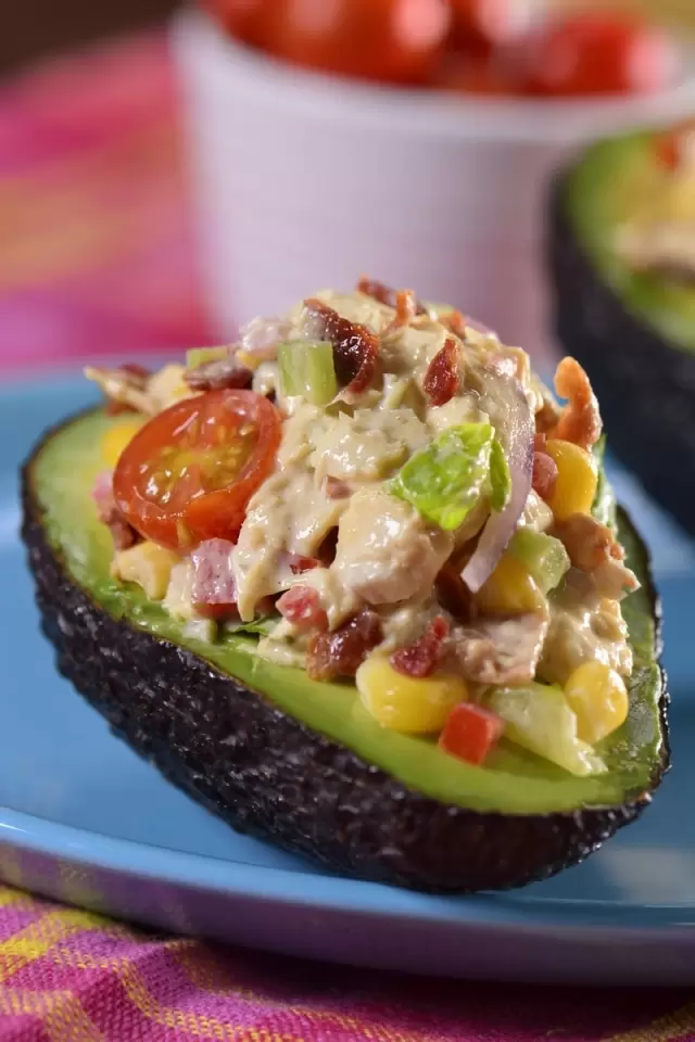 Aguacate Relleno de Ensalada de Pollo