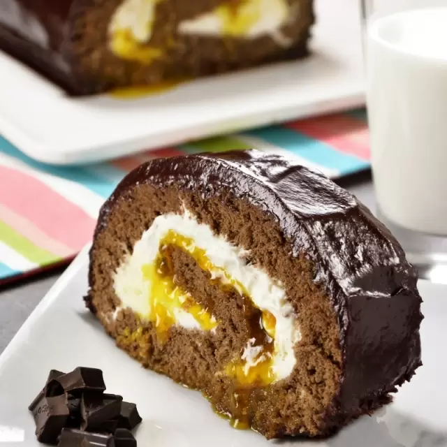 Rollo de Chocolate Relleno de Mermelada de Piña y Crema