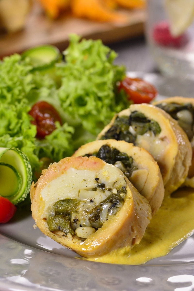 Pechuga Rellena de Rajas en Salsa de Flor de Calabaza