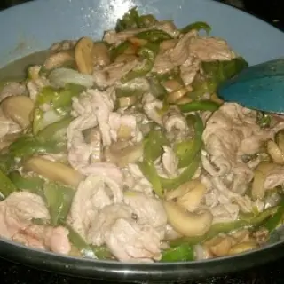Beef Steaks with Mushrooms, Bell Pepper, and Manchego Cheese