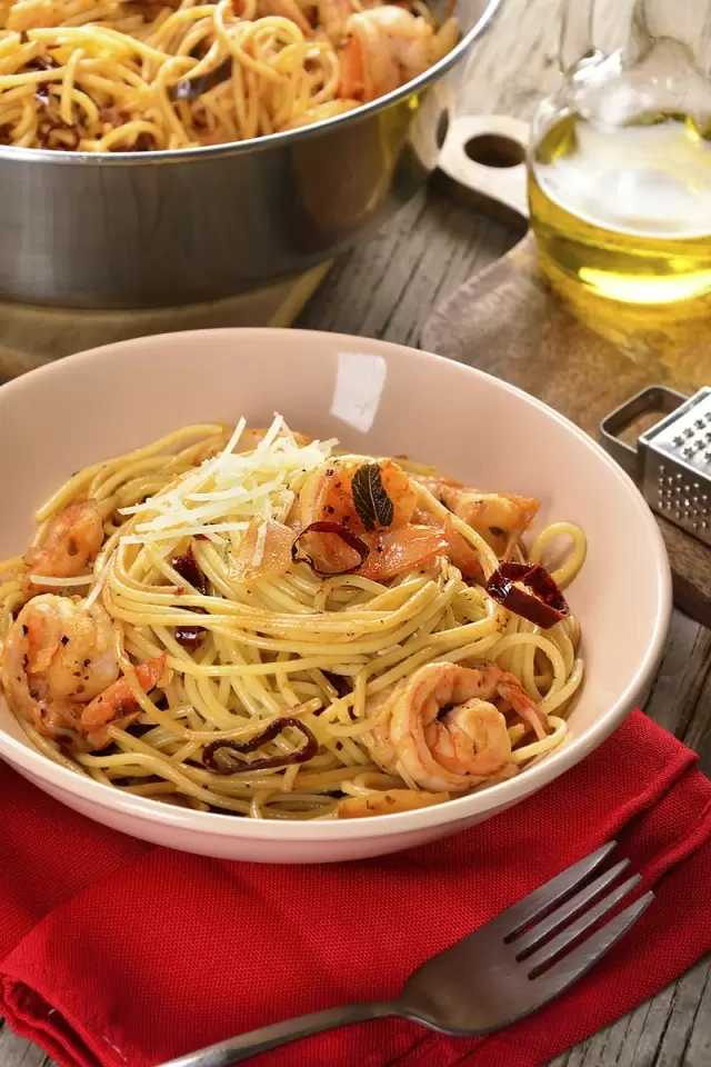 Pasta con Camarones al Ajillo Casera