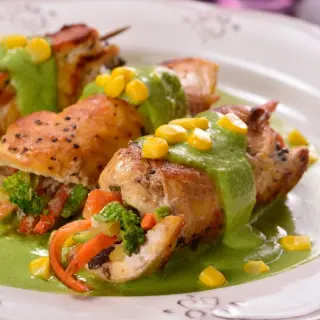 Rolinhos de Frango em Molho de Poblano