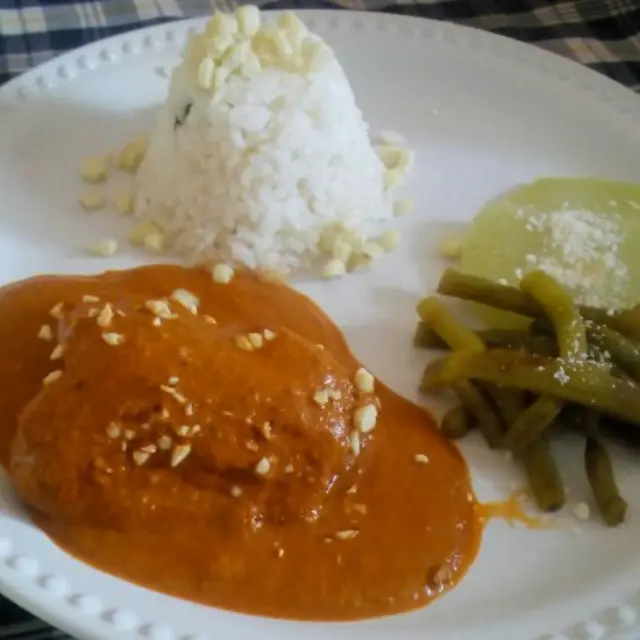 Frango Coberto com Molho de Amendoim