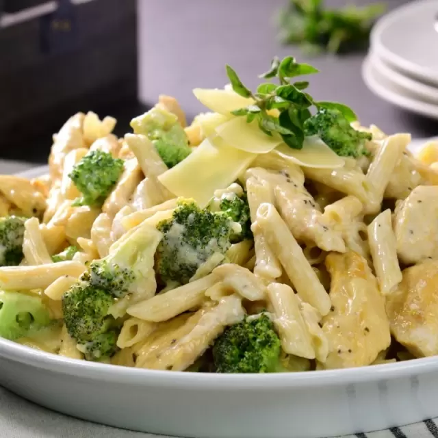 Feather with Chicken and Broccoli, Alfredo Style