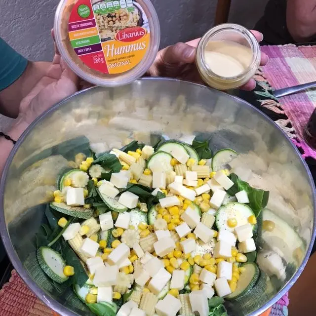 Salada Verde com Vinagrete de Hummus
