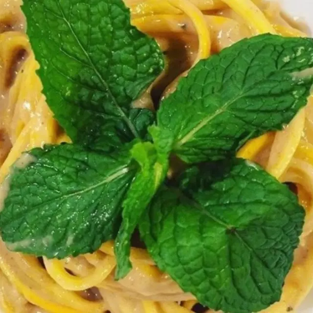 Spaghetti with Hummus and Zucchini