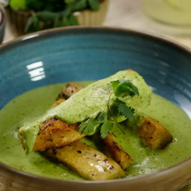 Pollo con Crema de Cilantro