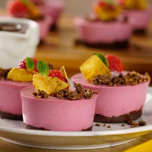 Mini Cheesecake de Framboesa com Crosta de Banana e Chocolate