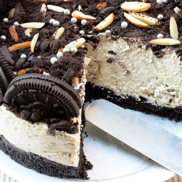 Oreo and Walnut Cheesecake