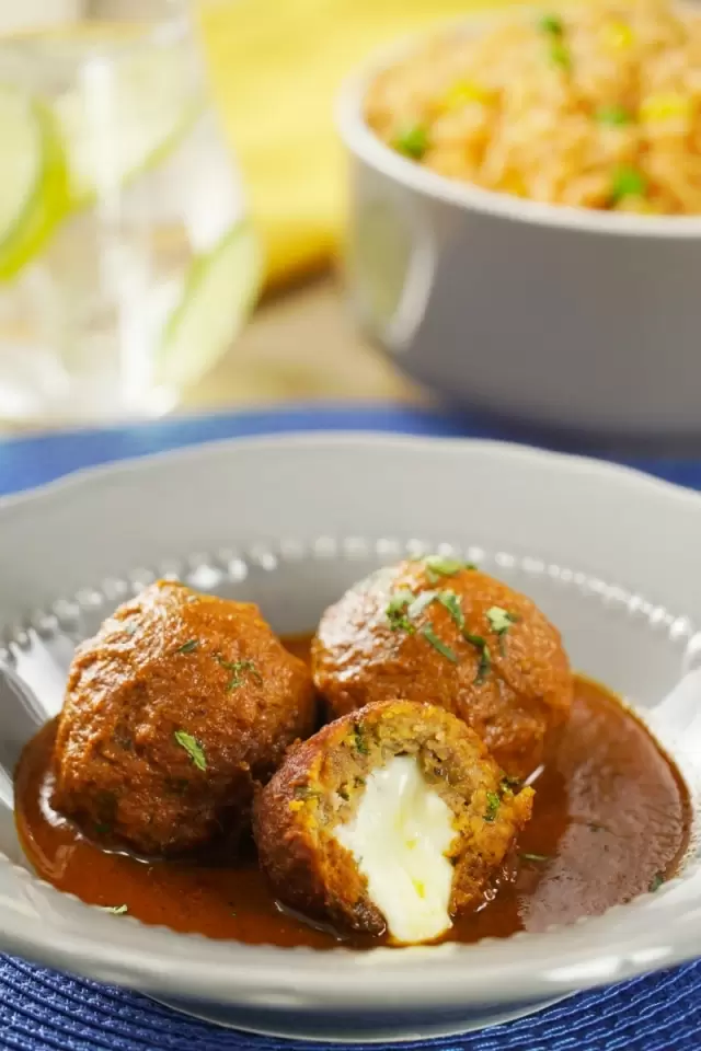 Albóndigas al Chipotle Rellenas de Queso