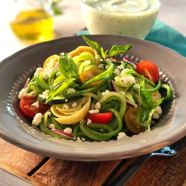 Salada Mediterrânea com Noodles de Abobrinha