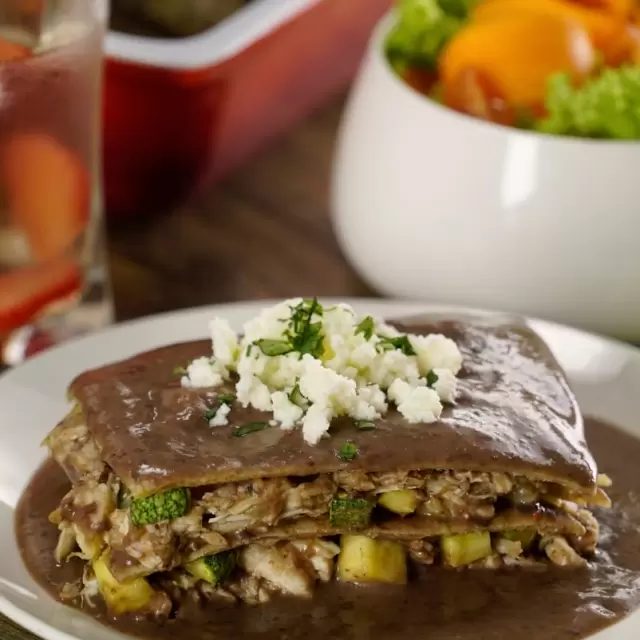 Pastel Azteca de Frijol con Pollo y Calabacitas