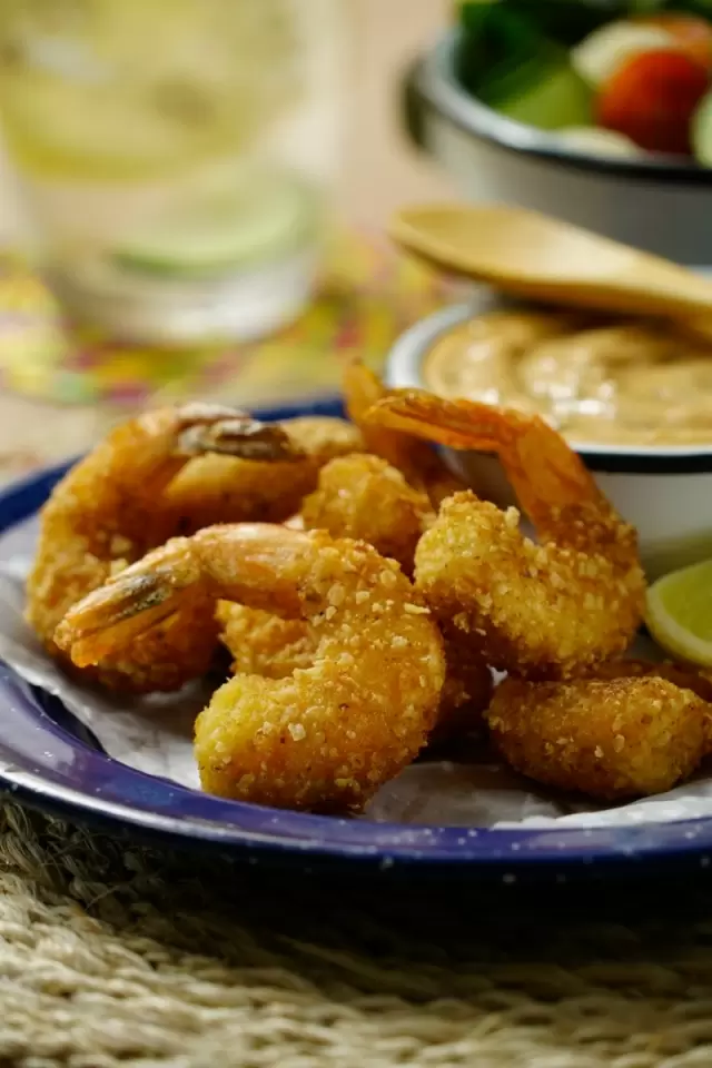 Camarones Fritos con Aderezo de Chipotle