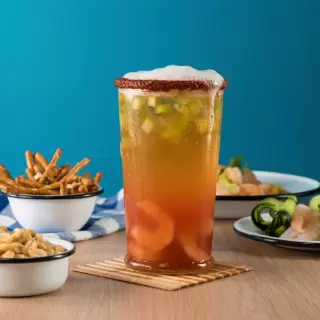 Michelada con Clamato y Camarones