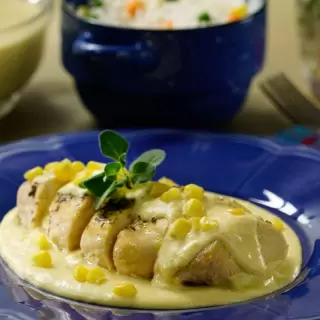 Chiles Rellenos de Pollo con Salsa de Elote