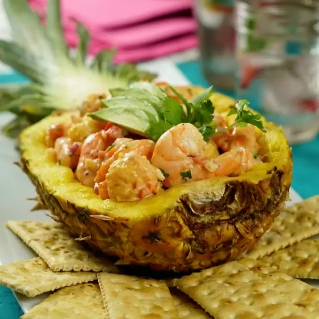 Piña Rellena de Ensalada Hawaiana con Camarones