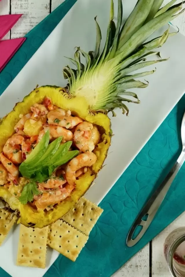 Piña Rellena de Ensalada Hawaiana con Camarones