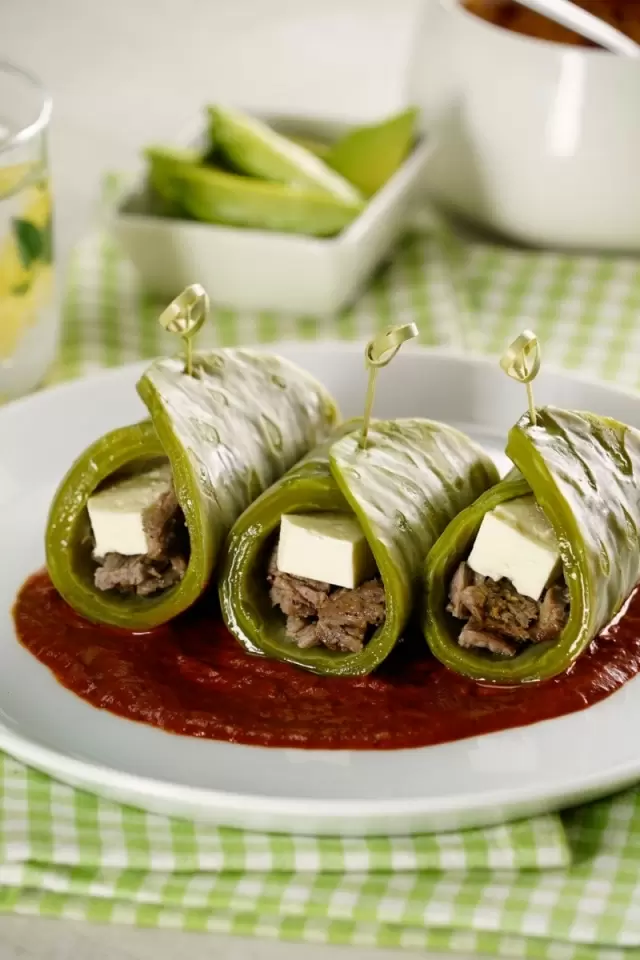 Nopales Rellenos de Carne y Queso en Salsa Roja