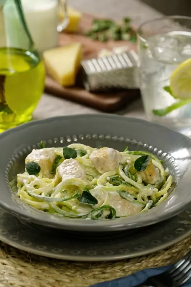 Noodles de Zucchini Alfredo con Pollo