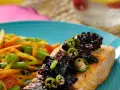 Salmón en Salsa de Jamaica y Chile Serrano