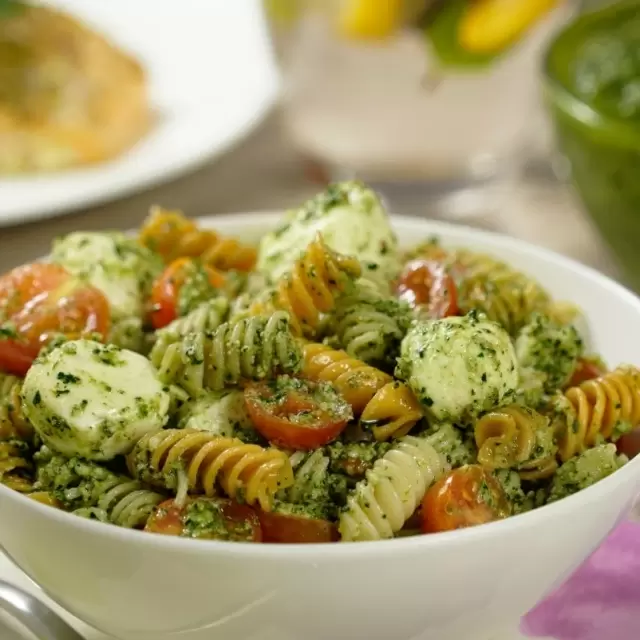 Ensalada de Pasta con Pesto Estilo Caprese