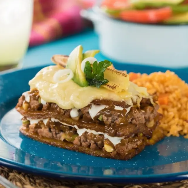 Pastel Azteca de Banana-da-Terra com Mole