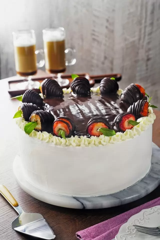 Pastel decorado con 3 texturas de chocolate