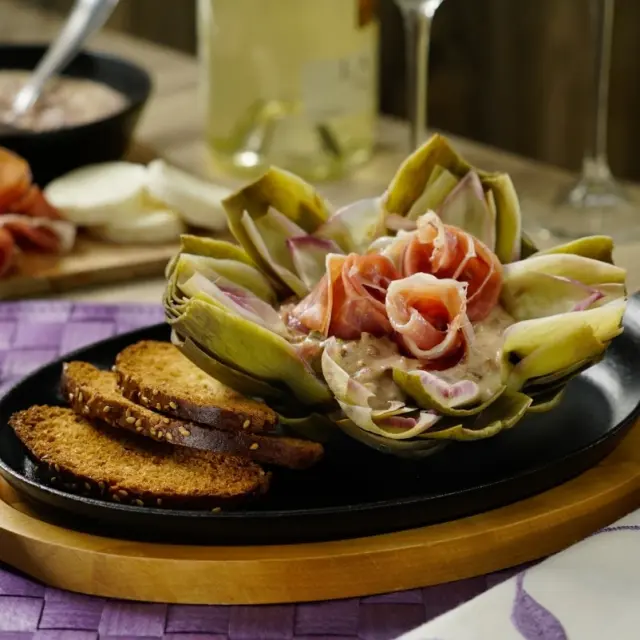Alcachofra ao Vapor com Molho de Queijo