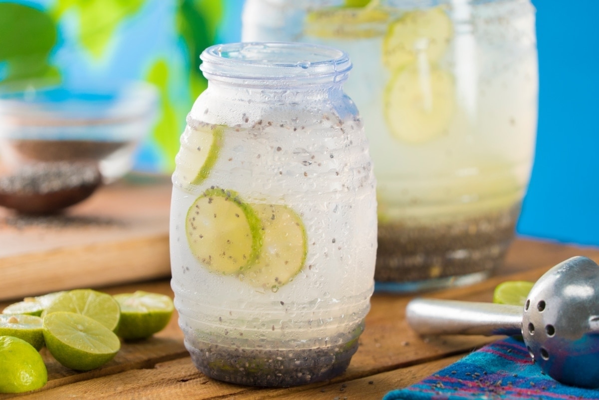 Como preparar agua con limon