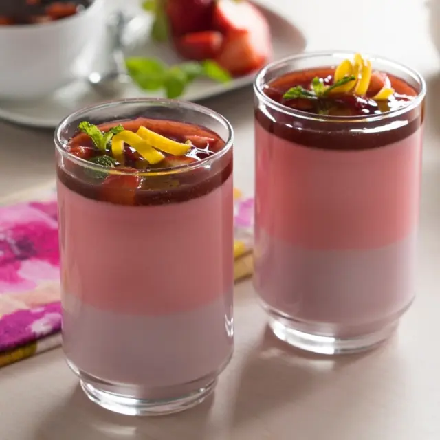 Gelatina de Iogurte com Amora e Morango