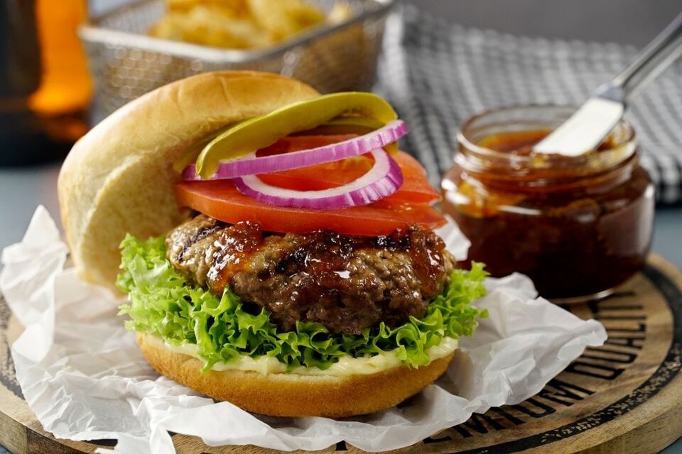 Hamburguesa de Carne de Res y Mermelada de Tocino