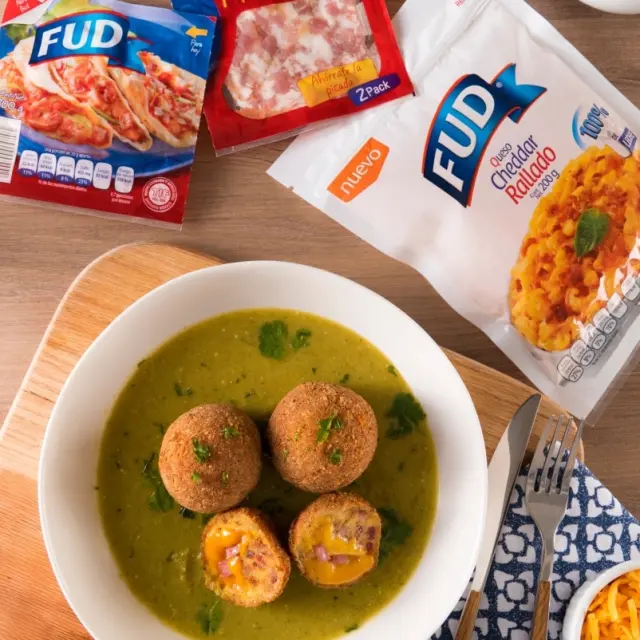 Almôndegas de Frango com Bacon e Cheddar em Molho Verde