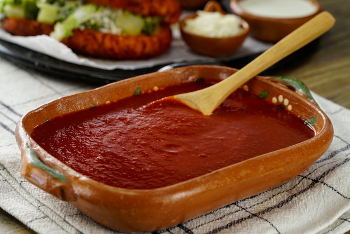 Cómo hacer la salsa para los pambazos