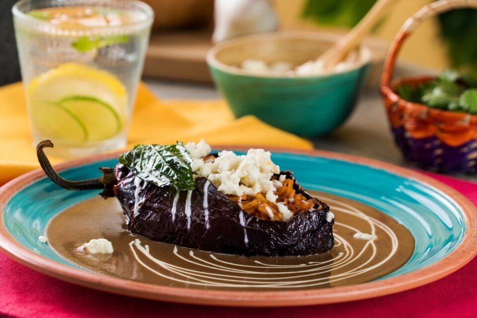 Chile Ancho Relleno de Fideo Seco en Salsa de Frijol