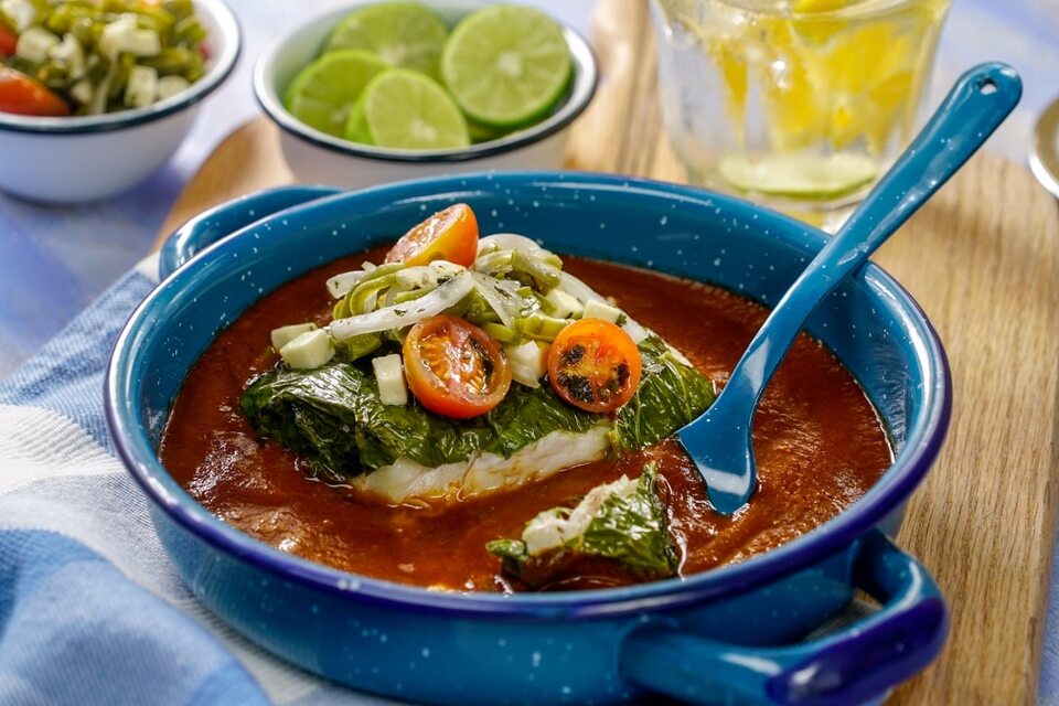 Pescado en Hoja Santa con Salsa de Chile Pasilla