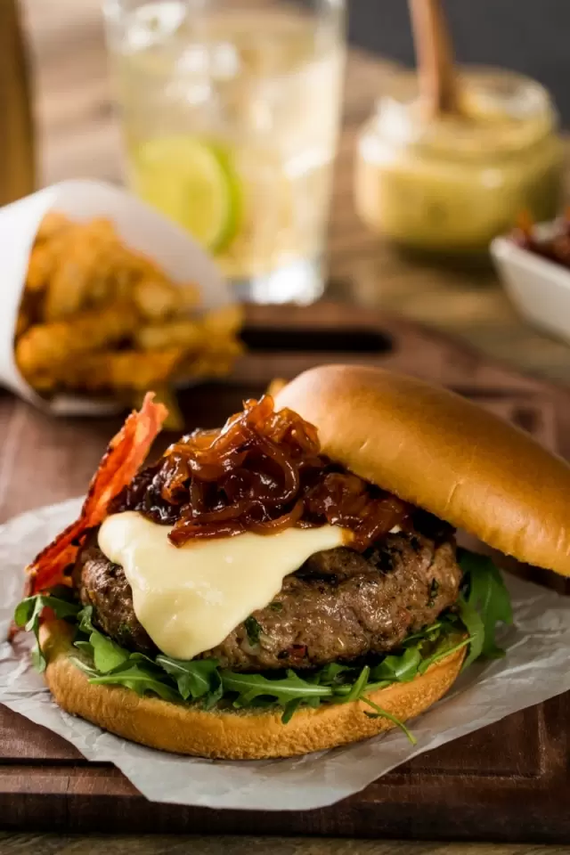 Hamburguesa con Salsa de 3 Quesos