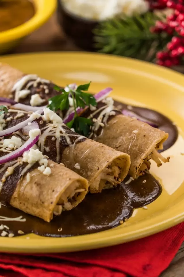 Tacos Dorados de Pavo con Mole