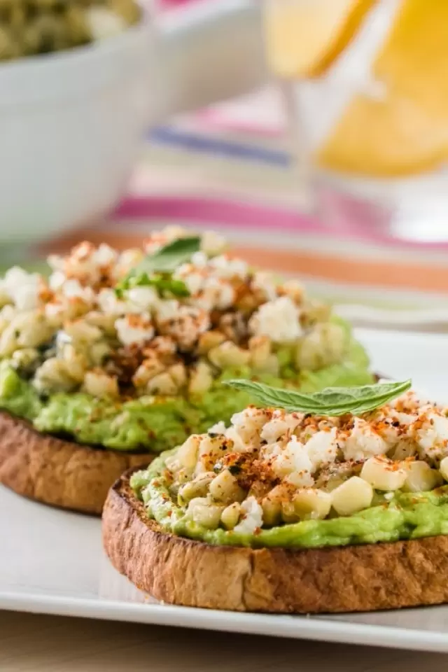 Pan Tostado con Aguacate y Esquites