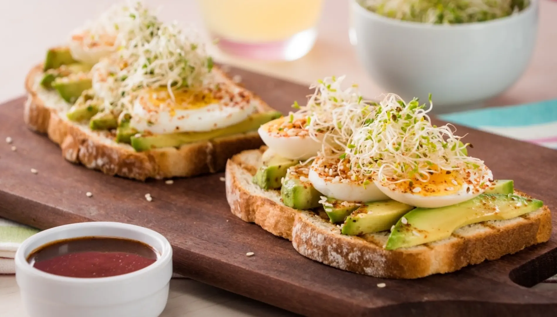 Pan Tostado Con Aguacate Y Huevo Cocido<script async src=