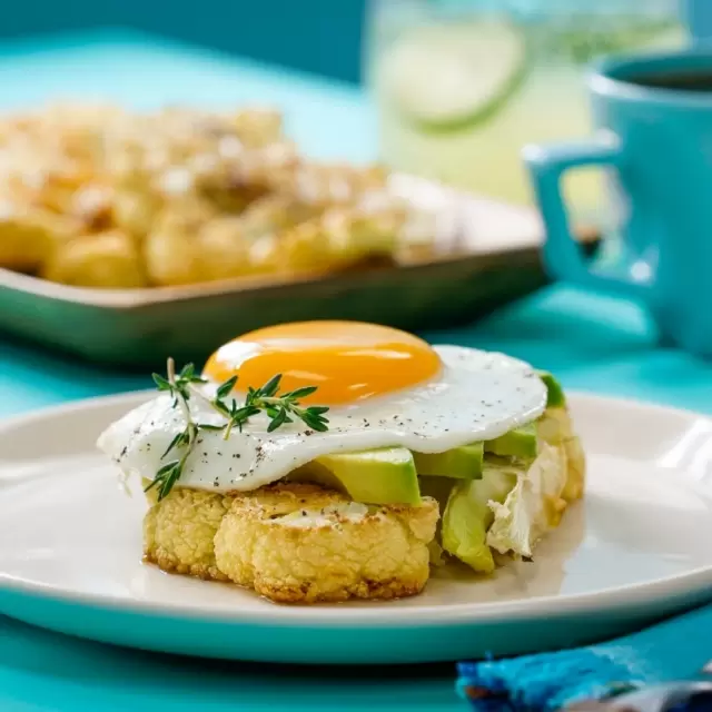 Coliflor Rostizada con Huevo y Aguacate