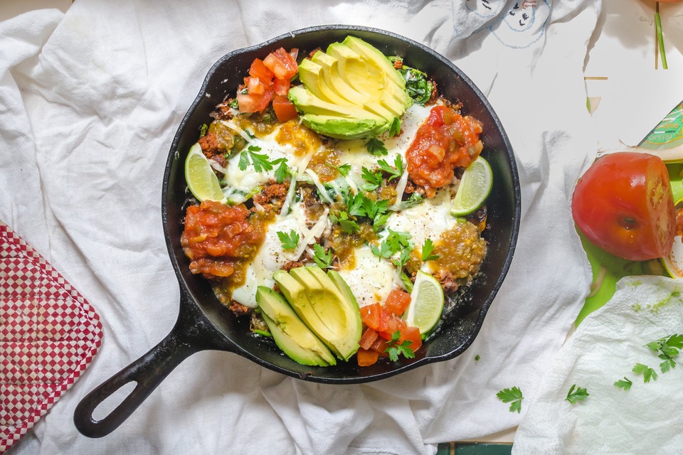 Huevos Ahogados con Nopales en Salsa Verde