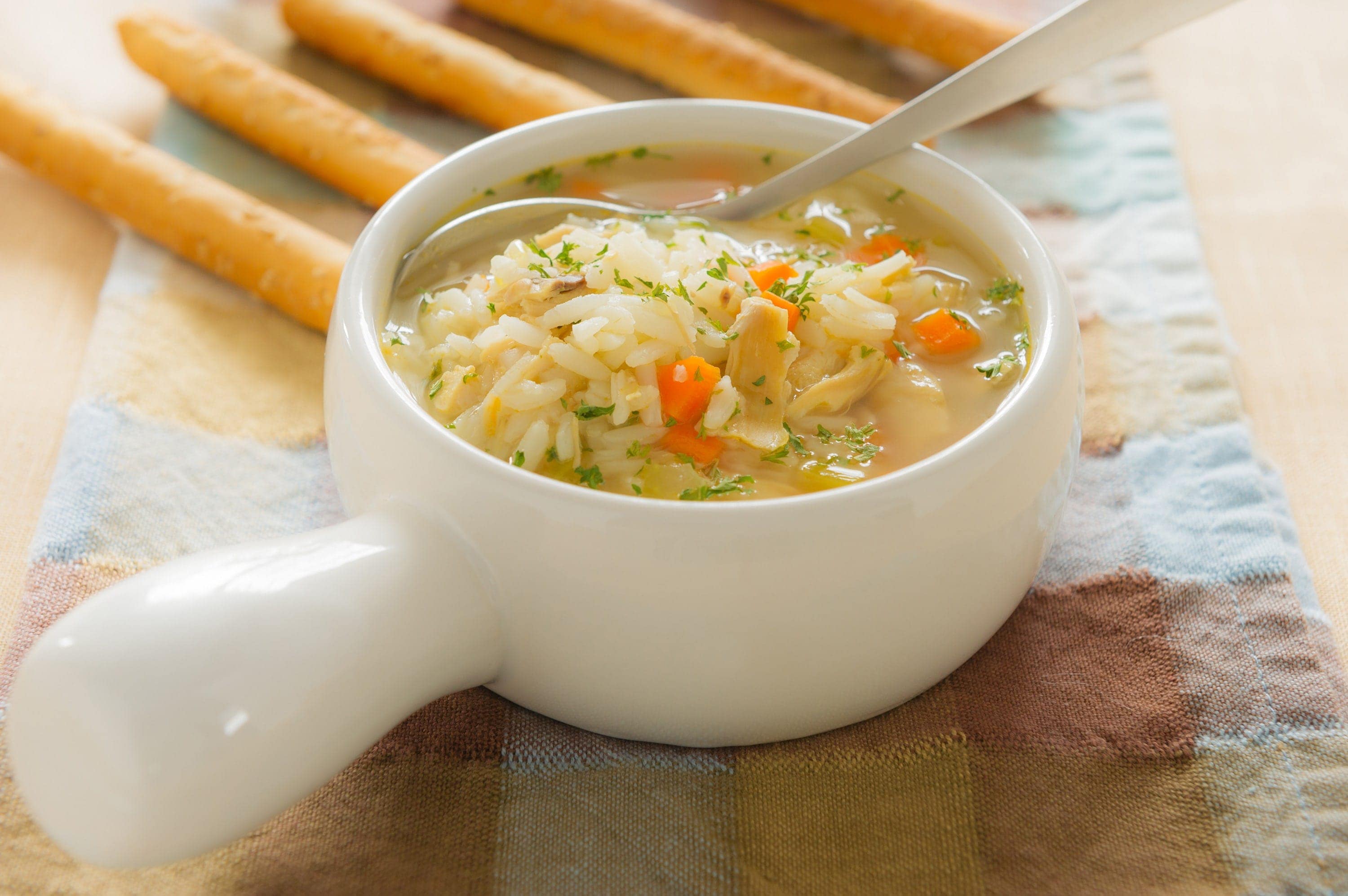 caldo-de-pollo-con-arroz-de-coliflor