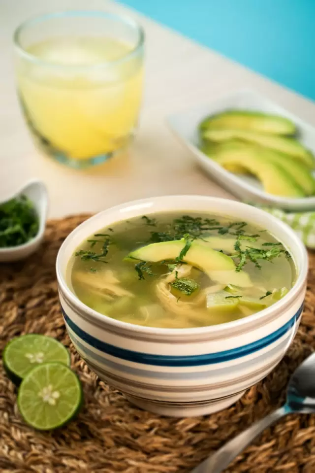 Caldo de Pollo con Arroz de Coliflor