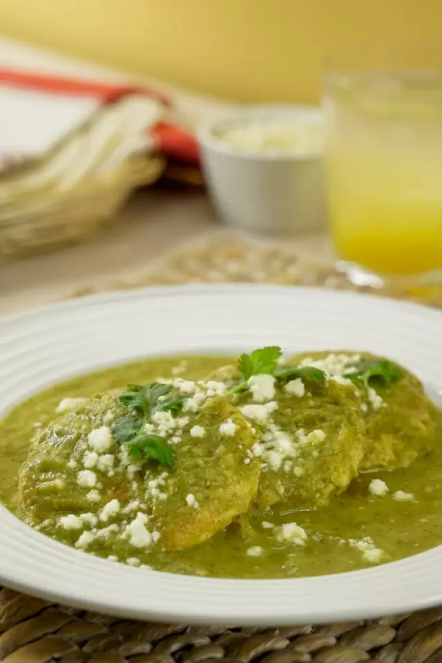 Cómo hacer Tortitas de Pollo en Salsa Verde