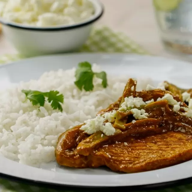 Chuletas de Cerdo con Nopales en Salsa de Chiles