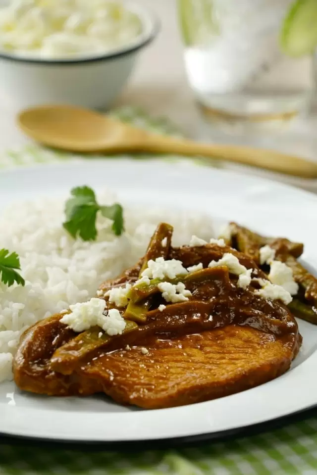 Chuletas de Cerdo con Nopales en Salsa de Chiles